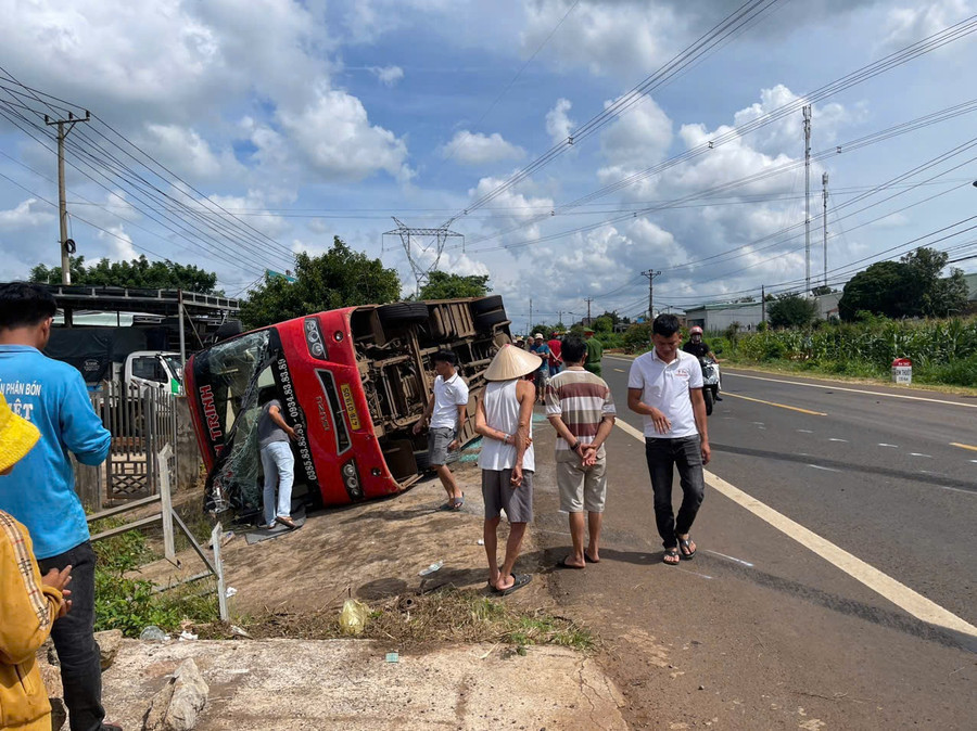 Xe khách va chạm xe máy, 18 người nhập viện ảnh 1