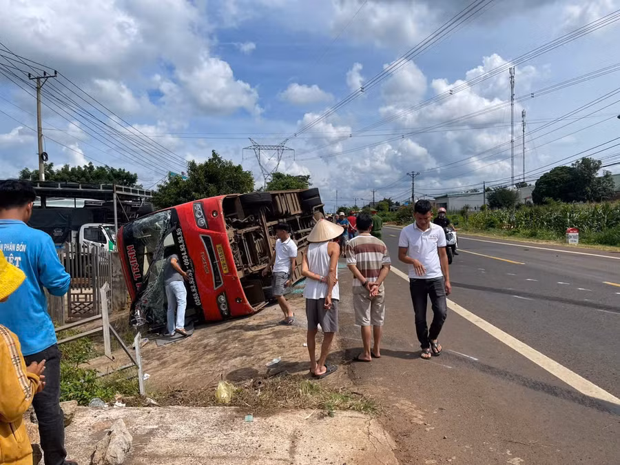 Xe khách va chạm xe máy, 18 người nhập viện ảnh 1