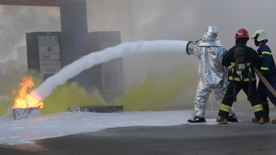 Lực lượng chữa cháy theo phương án giả định cháy tại Cửa hàng xăng dầu số 41. Ảnh: T.D