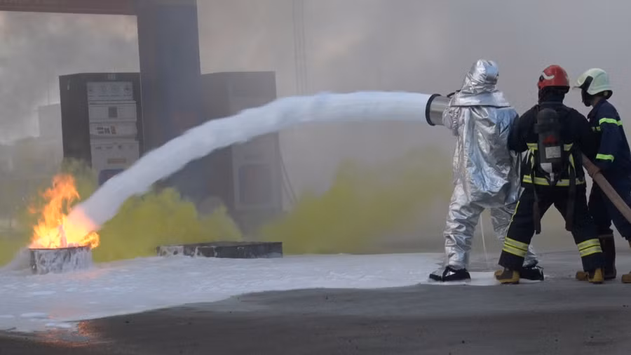 Lực lượng chữa cháy theo phương án giả định cháy tại Cửa hàng xăng dầu số 41. Ảnh: T.D