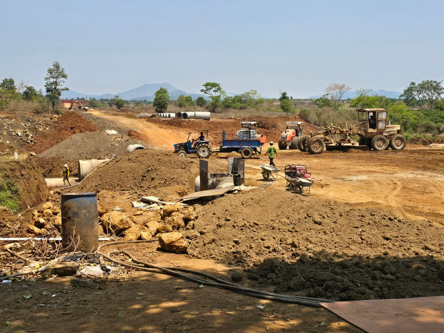 Các nhà thầu đang loay hoay tìm lời giải cho bài toán thiếu đất san lấp khi thi công Đường hành lang kinh tế phía Đông tỉnh. Ảnh: T.D Các nhà thầu đang loay hoay tìm lời giải cho bài toán thiếu đất san lấp khi thi công Đường hành lang kinh tế phía Đông tỉnh. Ảnh: T.D