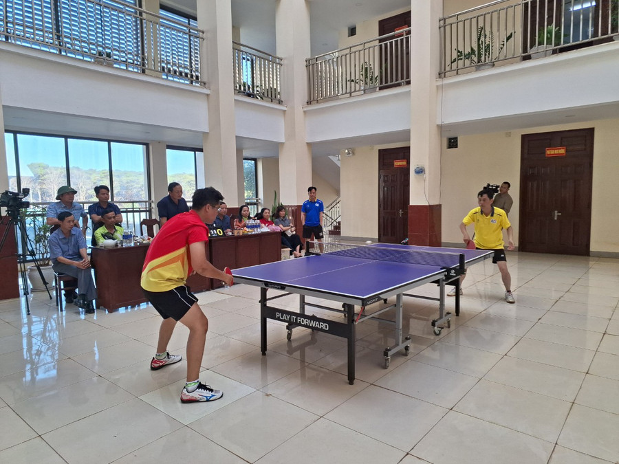 Các vận động viên thi đấu môn bóng bàn. Ảnh: N.T