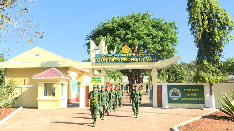Cán bộ, chiến sĩ Đồn Biên phòng Ia Nan đi tuần tra khu vực biên giới. Ảnh: T.D Cán bộ, chiến sĩ Đồn Biên phòng Ia Nan đi tuần tra khu vực biên giới. Ảnh: T.D