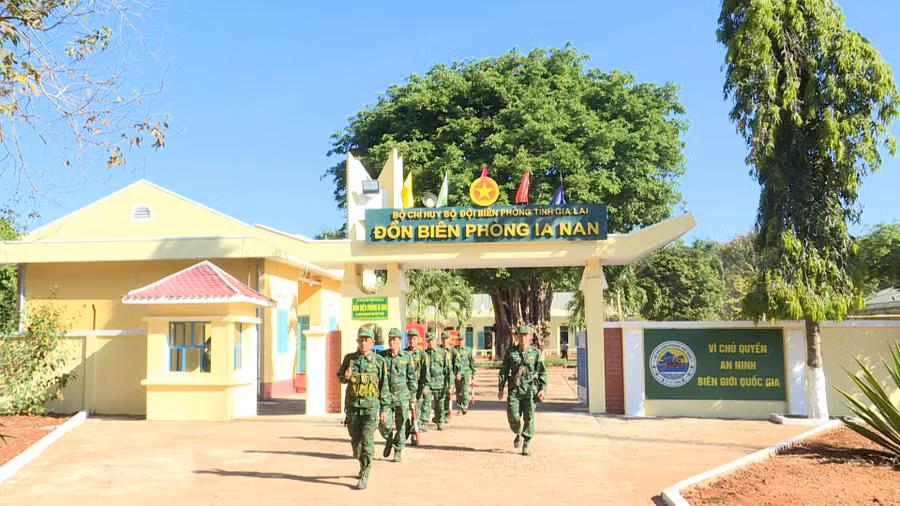 Cán bộ, chiến sĩ Đồn Biên phòng Ia Nan đi tuần tra khu vực biên giới. Ảnh: T.D