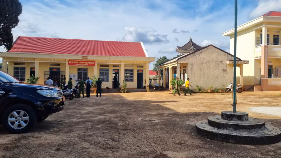 Lực lượng chức năng có mặt tại UBND xã Ia Pnôn khám nghiệm hiện trường, điều tra nguyên nhân vụ nổ. Ảnh: N.T