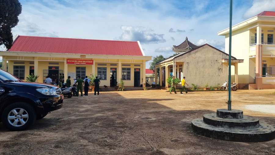 Lực lượng chức năng có mặt tại UBND xã Ia Pnôn khám nghiệm hiện trường, điều tra nguyên nhân vụ nổ. Ảnh: N.T Lực lượng chức năng có mặt tại UBND xã Ia Pnôn khám nghiệm hiện trường, điều tra nguyên nhân vụ nổ. Ảnh: N.T