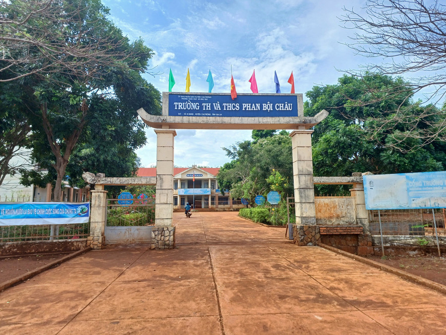 Nhiều giáo viên bất bình trong công tác quản lý, chậm chi trả tiền thừa giờ của Ban giám hiệu Trường TH và THCS Phan Bội Châu. Ảnh: T.D Nhiều giáo viên bất bình trong công tác quản lý, chậm chi trả tiền thừa giờ của Ban giám hiệu Trường TH và THCS Phan Bội Châu. Ảnh: T.D