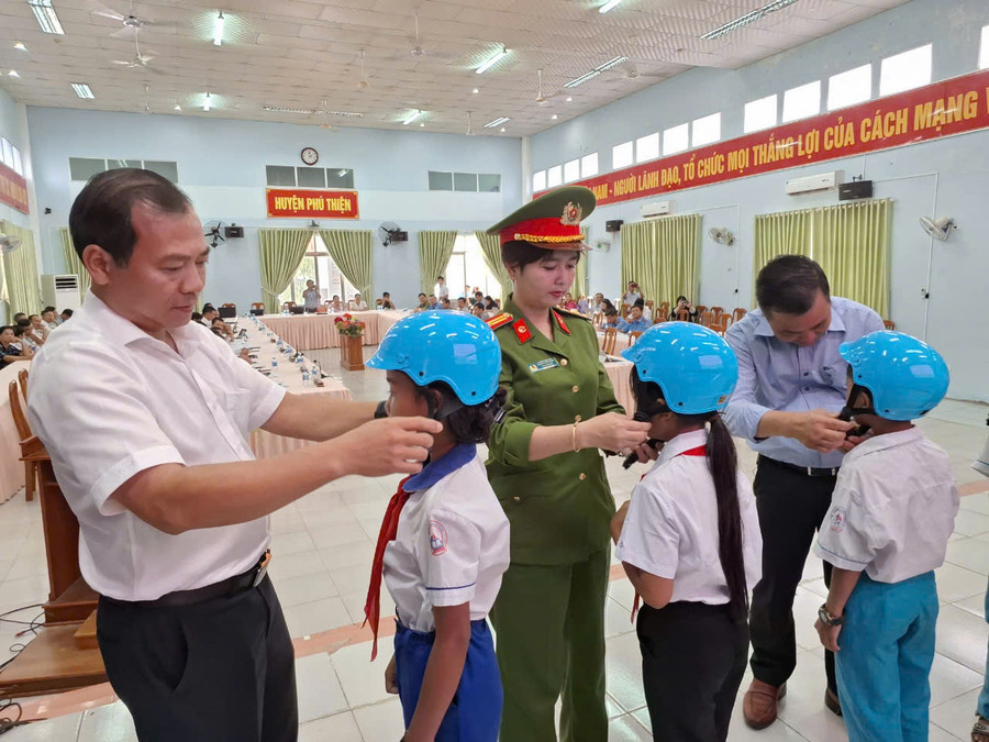 Lãnh đạo Ban ATGT tỉnh đội mũ bảo hiểm trao tặng học sinh huyện Phú Thiện. Ảnh: T.D Lãnh đạo Ban ATGT tỉnh đội mũ bảo hiểm trao tặng học sinh huyện Phú Thiện. Ảnh: T.D