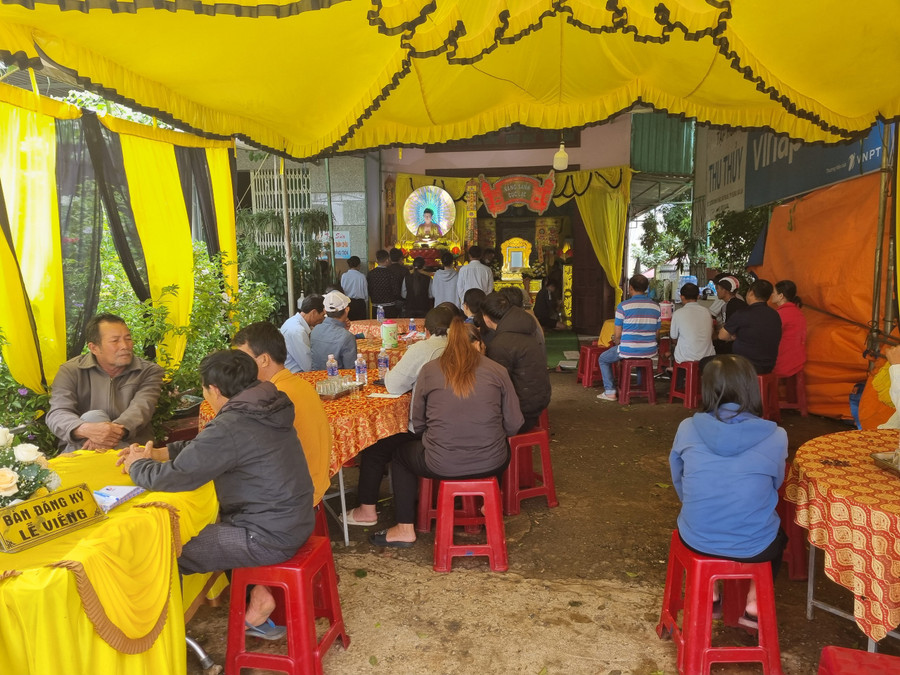 Gia đình đang làm đám tang cho anh N.H.M.. Ảnh: H.L