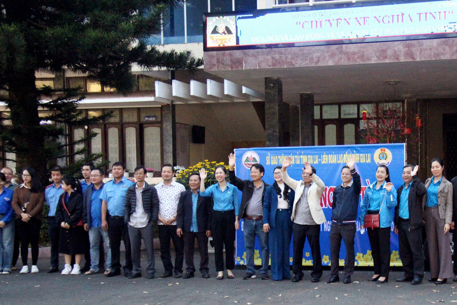 Lãnh đạo Sở GT-VT và LĐLĐ tỉnh vẫy tay chào lao động trên 2 chuyến xe nghĩa tình về quê đón Tết. Ảnh: T.D Lãnh đạo Sở GT-VT và LĐLĐ tỉnh vẫy tay chào lao động trên 2 chuyến xe nghĩa tình về quê đón Tết. Ảnh: T.D