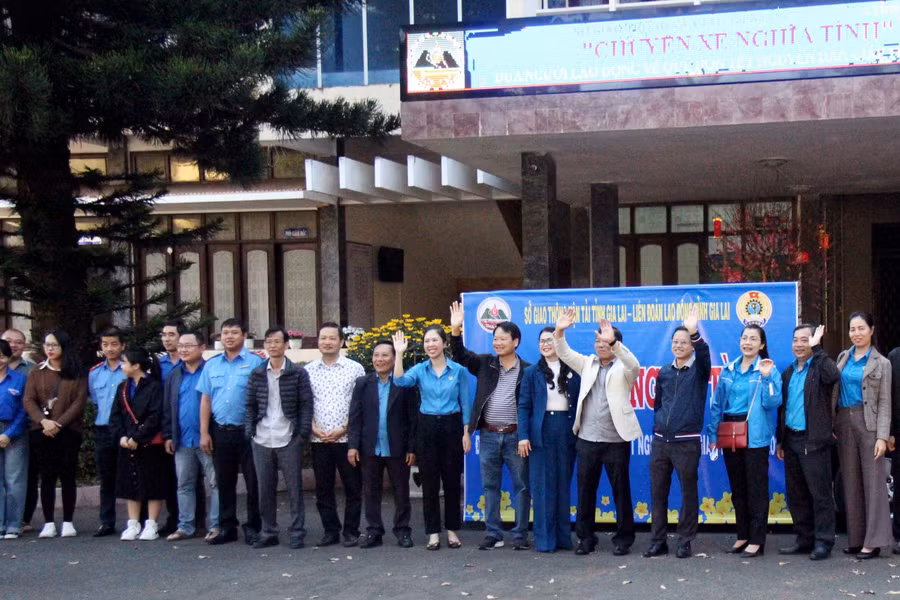 Lãnh đạo Sở GT-VT và LĐLĐ tỉnh vẫy tay chào lao động trên 2 chuyến xe nghĩa tình về quê đón Tết. Ảnh: T.D