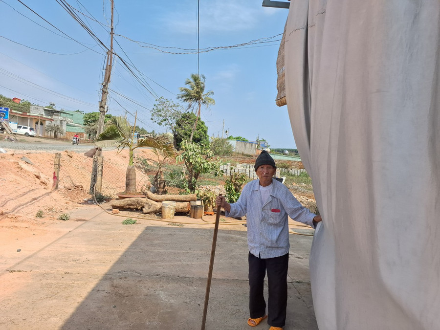 Ông Huỳnh Nhị phải dùng bông nhét mũi và mua vải che trước hiên nhà chống bụi bặm bay vào nhà khi thi công quốc lộ 19, đoạn qua thôn 1, xã Tân Bình. Ảnh: T.D Ông Huỳnh Nhị phải dùng bông nhét mũi và mua vải che trước hiên nhà chống bụi bặm bay vào nhà khi thi công quốc lộ 19, đoạn qua thôn 1, xã Tân Bình. Ảnh: T.D