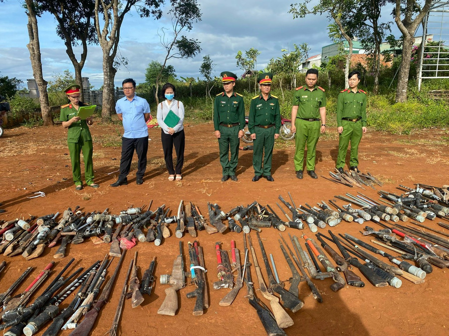 Lực lượng chức năng huyện Chư Prông tổ chức tiêu hủy vũ khí, vật liệu nổ đã thu hồi. Ảnh: T.D Lực lượng chức năng huyện Chư Prông tổ chức tiêu hủy vũ khí, vật liệu nổ đã thu hồi. Ảnh: T.D