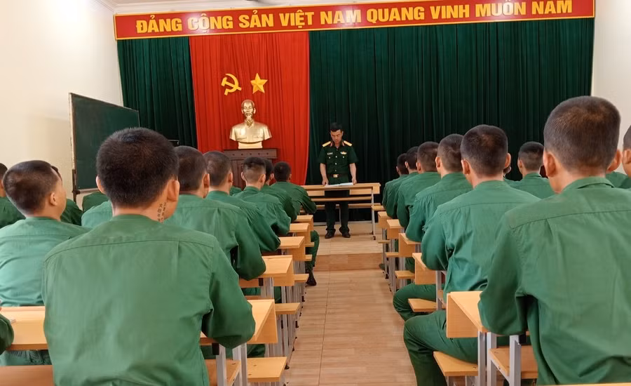 Chiến sĩ trẻ ở Tiểu đoàn 15 trong một buổi sinh hoạt chính trị. Ảnh: T.D