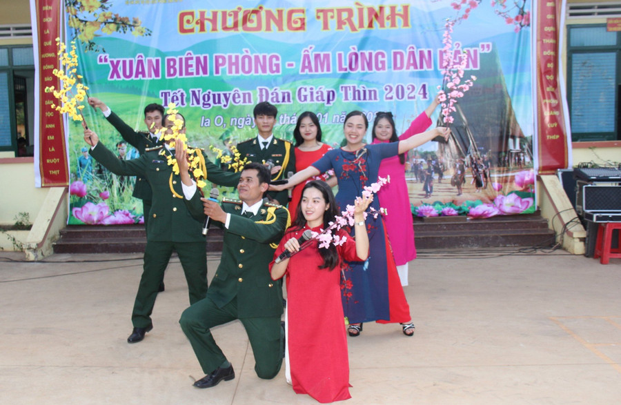 Biểu diễn văn nghệ tại chương trình &quot;Xuân biên phòng-ấm lòng dân bản&quot;. Ảnh: T.D