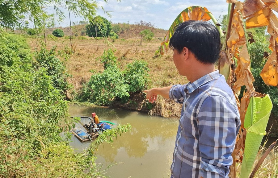 Máy hút cát đặt dưới lòng suối Ia Ko. Ảnh: N.T