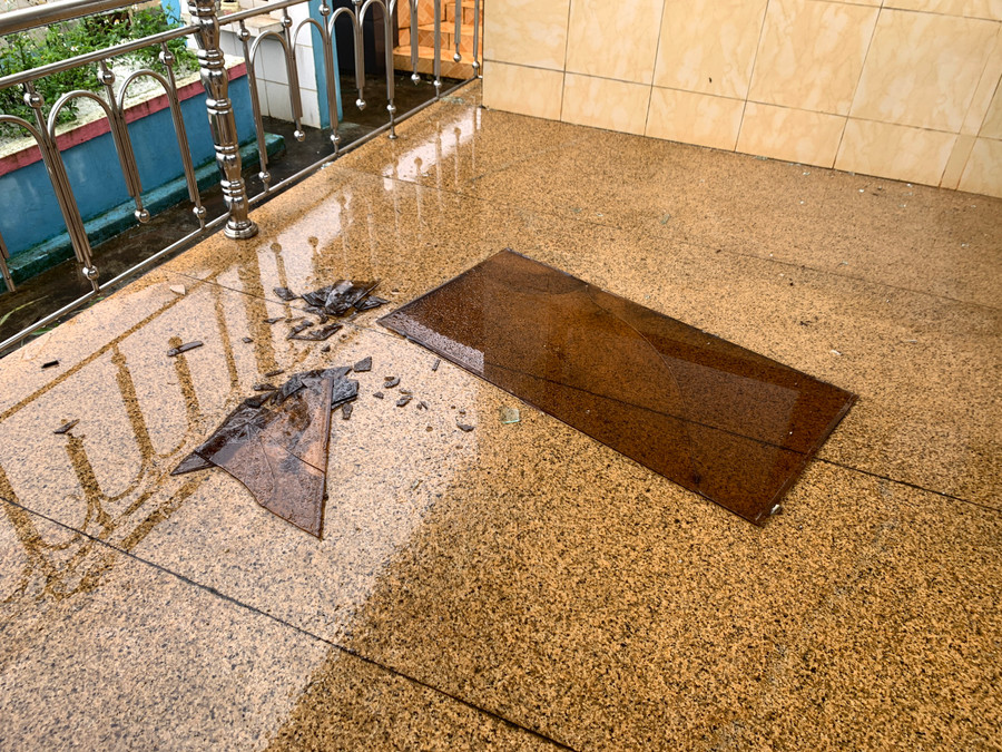 Cửa kính không còn phần nhôm bọc viền xung quanh và bị vỡ tung tóe trong một ngôi mộ. Ảnh: R.H