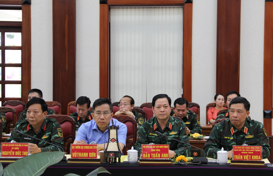 Thượng tướng Trần Việt Khoa cùng lãnh đạo Học viện Quốc phòng dự buổi tọa đàm tại UBND tỉnh. Ảnh: T.D