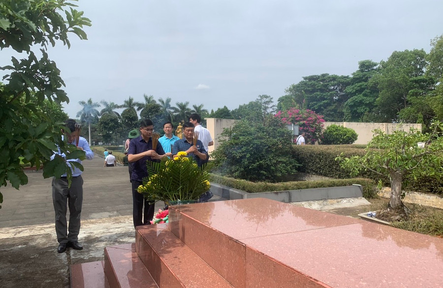 Cán bộ, giảng viên, học viên lớp bồi dưỡng kiến thức quốc phòng và an ninh khóa 95 Học viện Quốc phòng thắp nhang tưởng nhớ công lao các anh hùng, liệt sĩ đã ngã xuống trong cuộc đấu tranh giải phóng dân tộc đang an táng tại Nghĩa trang liệt sĩ tỉnh. Ảnh: T.D Cán bộ, giảng viên, học viên lớp bồi dưỡng kiến thức quốc phòng và an ninh khóa 95 Học viện Quốc phòng thắp nhang tưởng nhớ công lao các anh hùng, liệt sĩ đã ngã xuống trong cuộc đấu tranh giải phóng dân tộc đang an táng tại Nghĩa trang liệt sĩ tỉnh. Ảnh: T.D