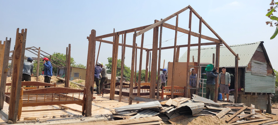 Các hộ dân tự tháo nhà cửa ở khu vực xâm lấn trái phép. Ảnh: T.D