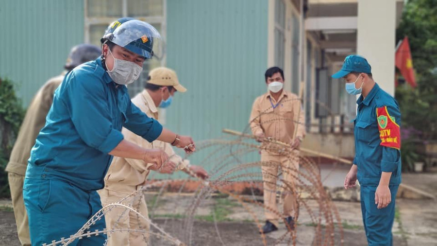 Ban Chỉ huy Quân sự phường Phù Đổng giăng dây thép gai bảo vệ khu vực cách ly do dịch Covid-19. Ảnh: T.D Ban Chỉ huy Quân sự phường Phù Đổng giăng dây thép gai bảo vệ khu vực cách ly do dịch Covid-19. Ảnh: T.D