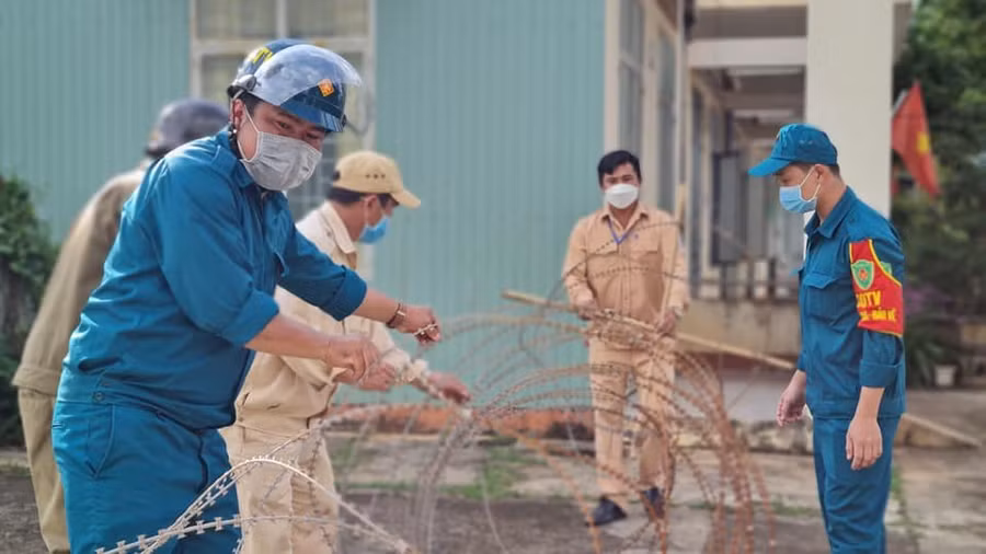 Ban Chỉ huy Quân sự phường Phù Đổng giăng dây thép gai bảo vệ khu vực cách ly do dịch Covid-19. Ảnh: T.D