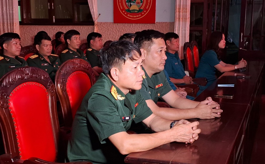 Cán bộ, chiến sĩ Bộ CHQS tỉnh lắng nghe chia sẻ của những điển hình tiên tiến trong thực hiện nhiệm vụ ở đơn vị trong giai đoạn 2019-2024. Ảnh: T.D Cán bộ, chiến sĩ Bộ CHQS tỉnh lắng nghe chia sẻ của những điển hình tiên tiến trong thực hiện nhiệm vụ ở đơn vị trong giai đoạn 2019-2024. Ảnh: T.D