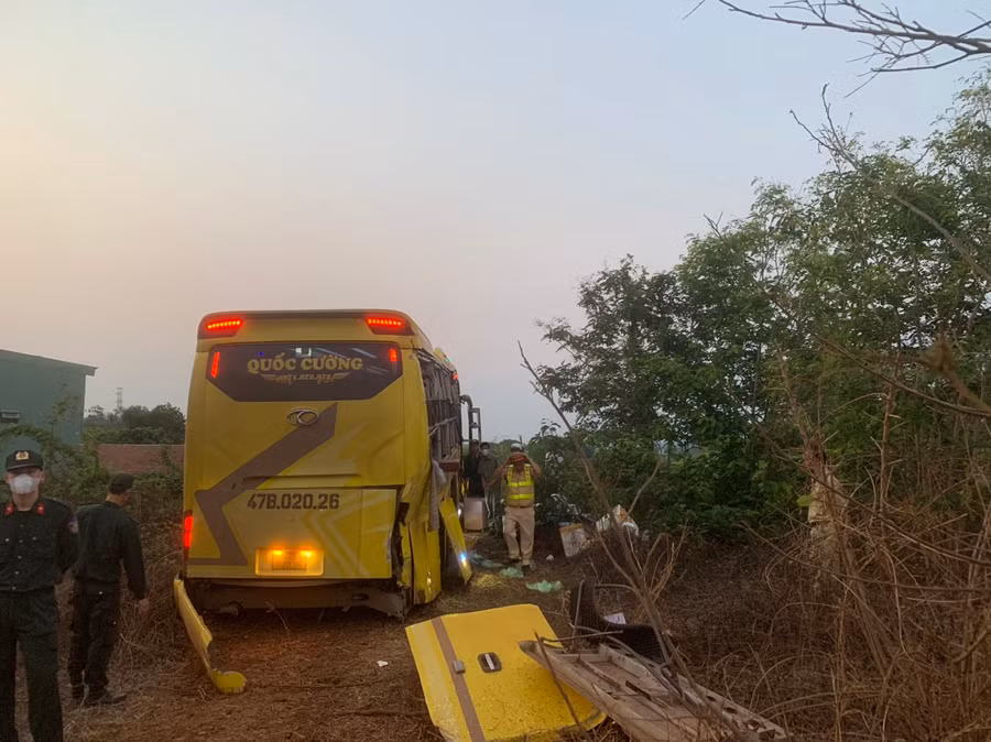 Xe khách BKS 47B 020.26 lao vào rẫy cà phê của người dân sát đường tránh Chư Sê. Ảnh: N.T