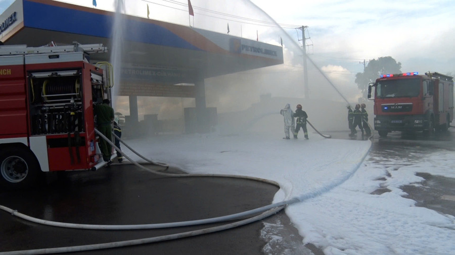 Công ty TNHH một thành viên xăng dầu Bắc Tây Nguyên phối hợp với Phòng Cảnh sát Phòng cháy chữa cháy-Cứu nạn cứu hộ triển khai thực tập phương án chữa cháy tại Cửa hàng xăng dầu số 41. Ảnh: T.D