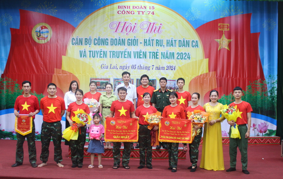 Đội Tiến lên giành giải nhất tại hội thi "Cán bộ công đoàn giỏi-Hát ru, hát dân ca và tuyên truyền viên trẻ". Ảnh: T.D Đội Tiến lên giành giải nhất tại hội thi "Cán bộ công đoàn giỏi-Hát ru, hát dân ca và tuyên truyền viên trẻ". Ảnh: T.D