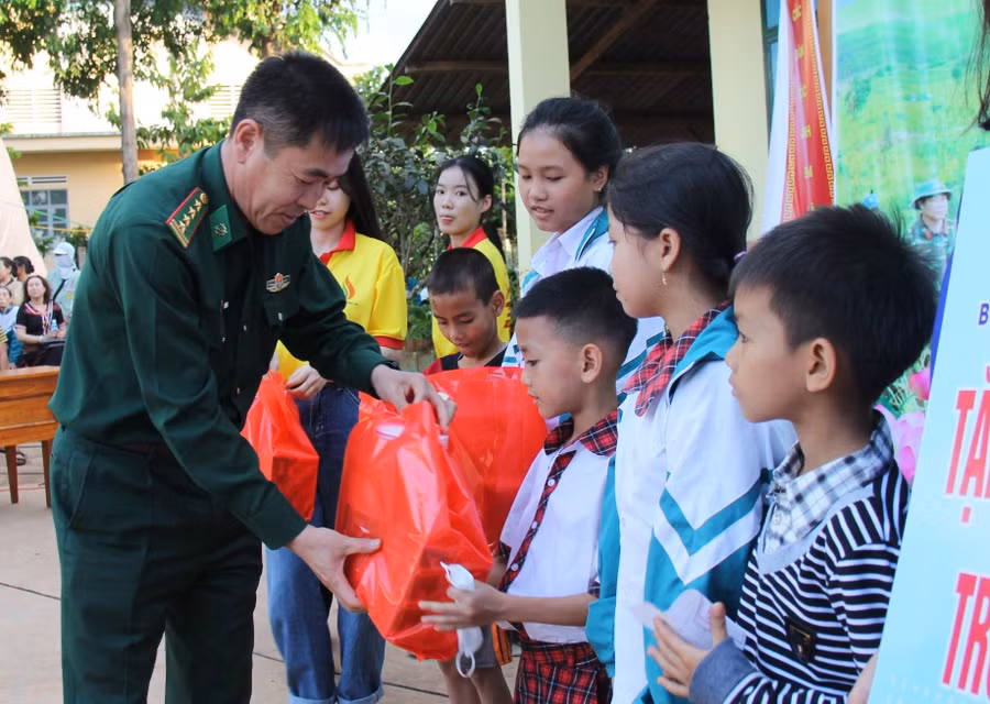 Dịp này, BĐBP tỉnh và Mạnh Thường Quân trong cả nước trao tặng hàng trăm suất quà cho người dân, học sinh ở xã Ia O. Ảnh: T.D