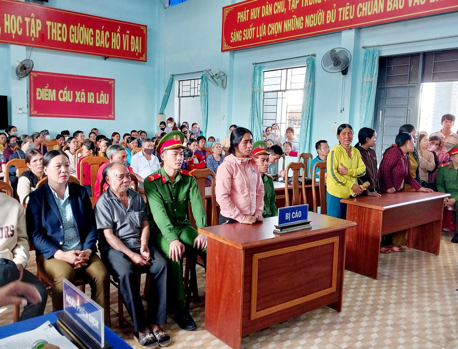 Phiên tòa xét xử lưu động người mẹ giao xe cho con trai gây tai nạn giao thông chết 4 người. Ảnh: T.D