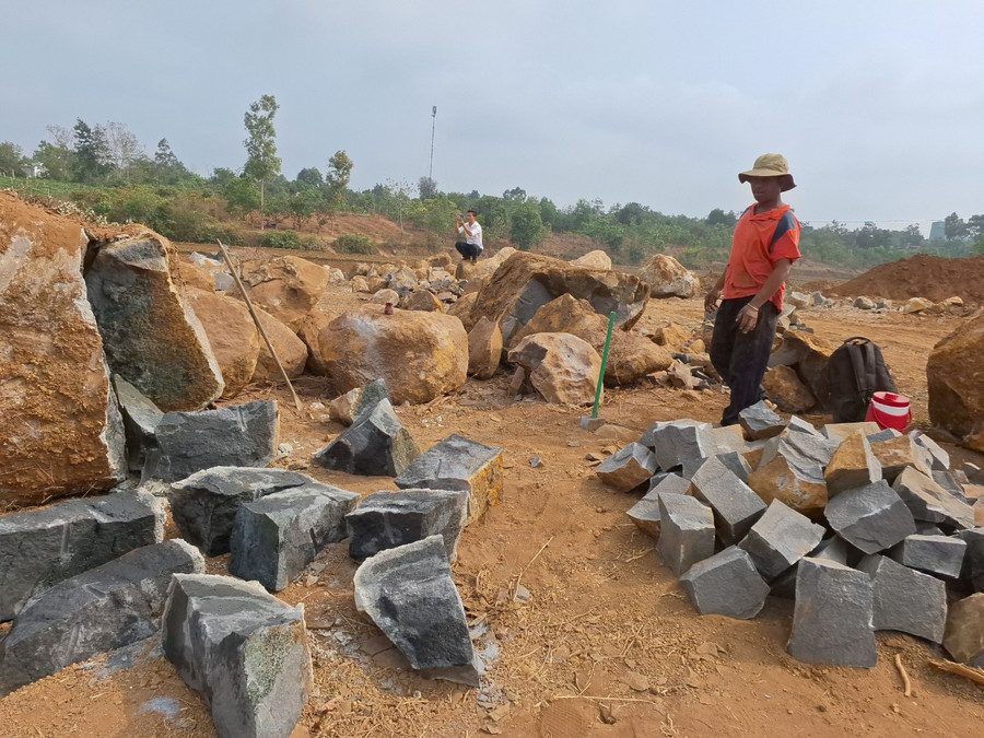 Nhân công đập đá chẻ làm vật liệu xây dựng tại khu vực làng Maih tiếp giáp làng Blo Dung. Ảnh: T.D