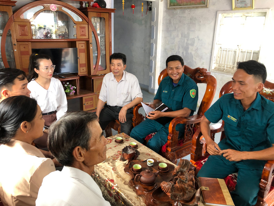 Anh Trung cùng với đoàn thể xã Cư An tuyên truyền, vận động gia đình có thanh niên trong độ tuổi nhập ngũ đăng ký danh sách để Ban Chỉ huy Quân sự xã quản lý. Ảnh: T.D Anh Trung cùng với đoàn thể xã Cư An tuyên truyền, vận động gia đình có thanh niên trong độ tuổi nhập ngũ đăng ký danh sách để Ban Chỉ huy Quân sự xã quản lý. Ảnh: T.D