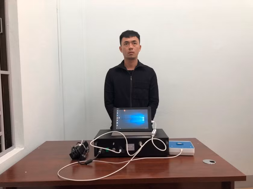 Một đối tượng bị Công an Gia Lai bắt tháng 4-2023 vì sử dụng máy BTS phát tin nhắn rác với mục đích lừa đảo. Ảnh: CA cung cấp