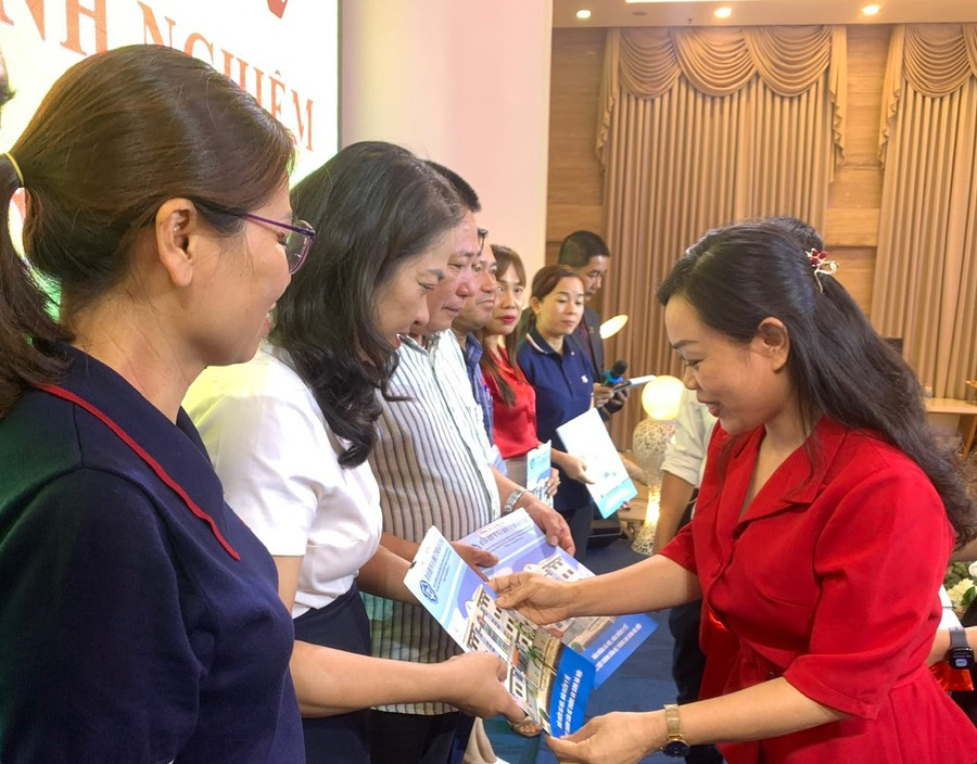 Công ty Cổ phần Bình Điền-Me Kong trao tặng 400 thẻ Bảo hiểm y tế cho 400 công nhân làm việc tại các Công ty cà phê trên địa bàn Gia Lai. Ảnh: T.D