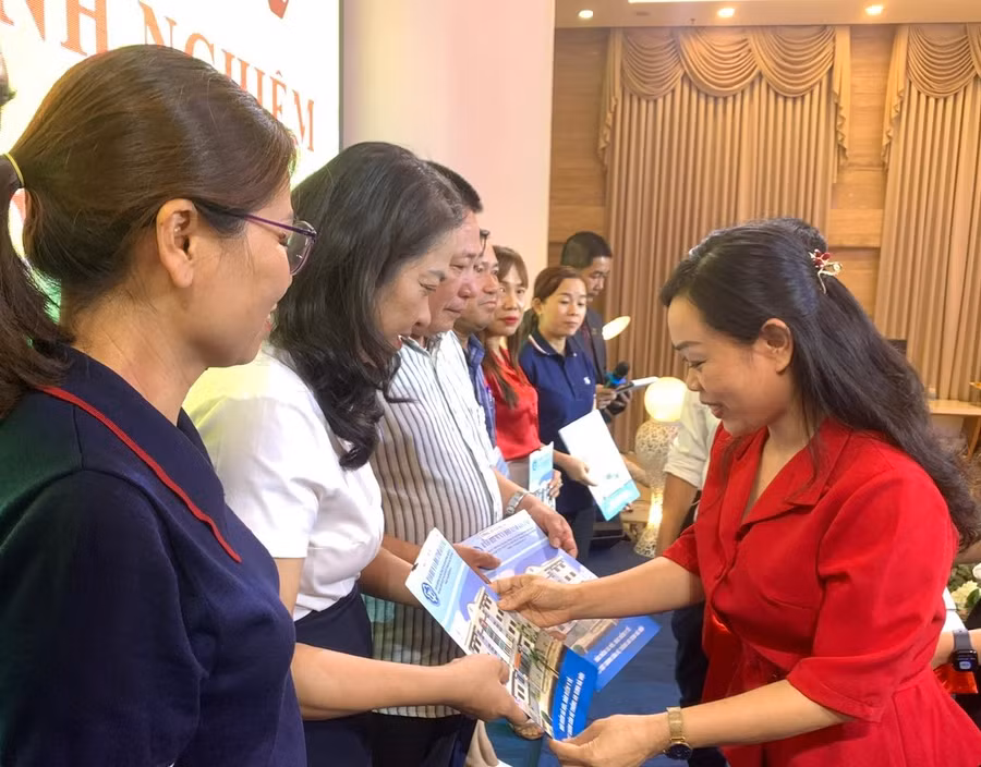 Công ty Cổ phần Bình Điền-Me Kong trao tặng 400 thẻ Bảo hiểm y tế cho 400 công nhân làm việc tại các Công ty cà phê trên địa bàn Gia Lai. Ảnh: T.D