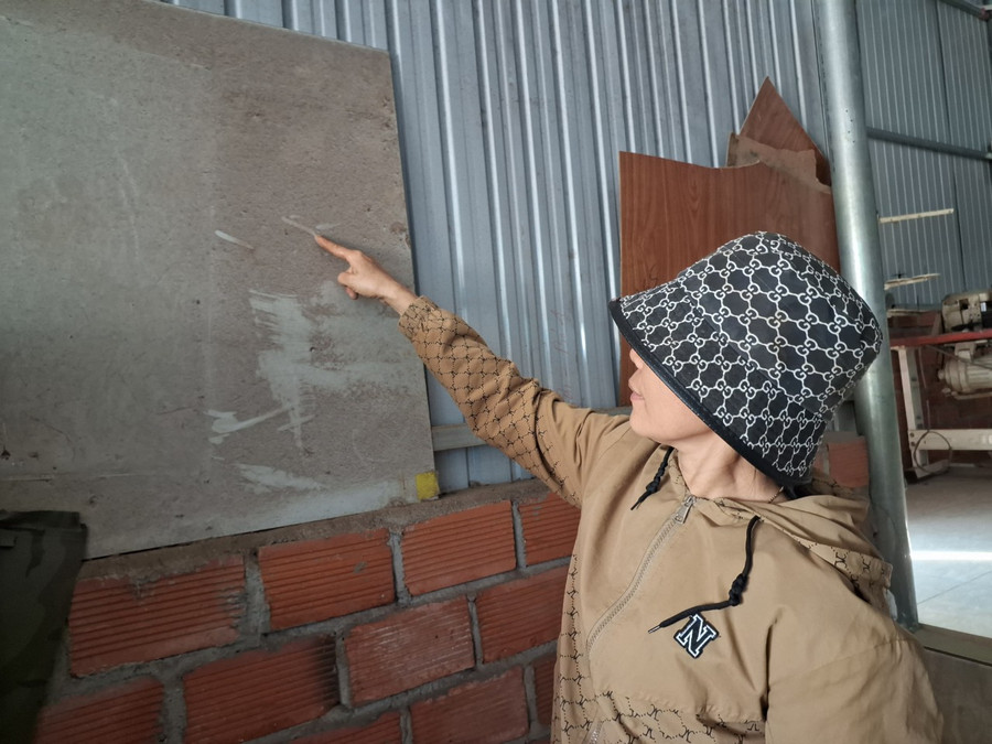 Bụi bám trên tường nhà chị Nguyễn Thị Hoa. Ảnh: T.D Bụi bám trên tường nhà chị Nguyễn Thị Hoa. Ảnh: T.D