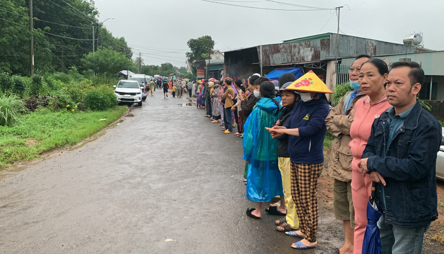 Người dân xếp hàng ngay ngắn tại nơi ông Lê Anh Tú khất thực. Ảnh: R.H Người dân xếp hàng ngay ngắn tại nơi ông Lê Anh Tú khất thực. Ảnh: R.H