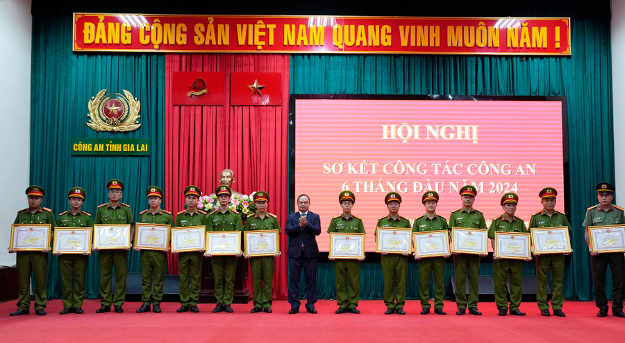 Các tập thể, cá nhân thuộc Công an tỉnh được Chủ tịch UBND tỉnh tặng bằng khen. Ảnh: T.D