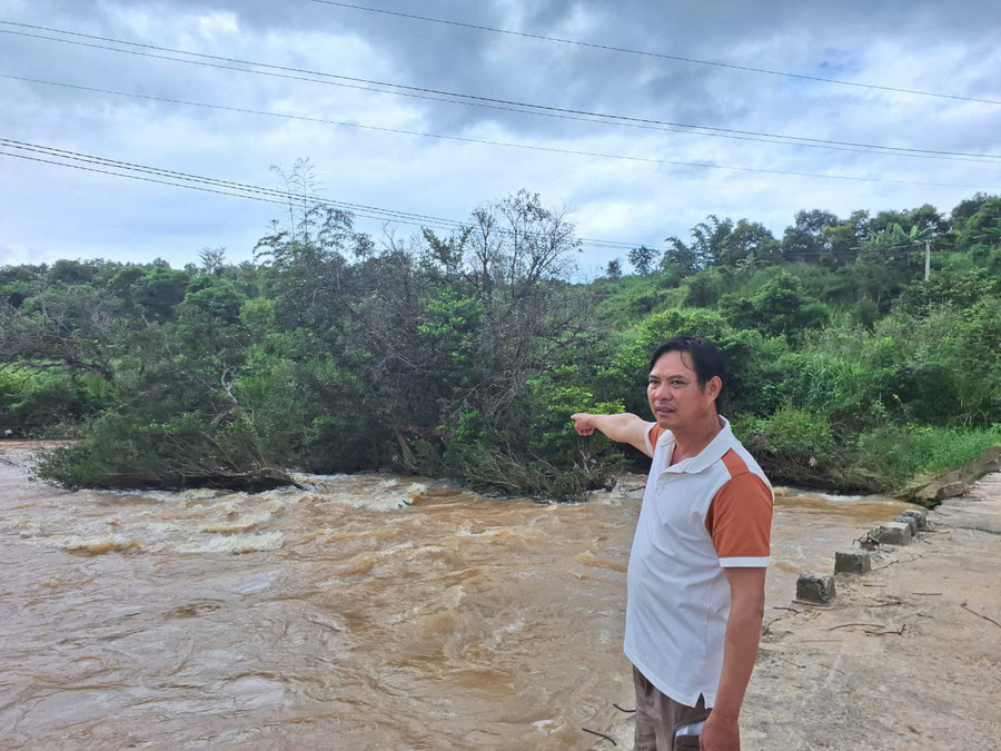 Ông Khiêm kể chuyện vượt sông ra cứu Phan Văn Thắng mắc kẹt trên cây giữa sông Ayun. Ảnh: N.T Ông Khiêm kể chuyện vượt sông ra cứu Phan Văn Thắng mắc kẹt trên cây giữa sông Ayun. Ảnh: N.T