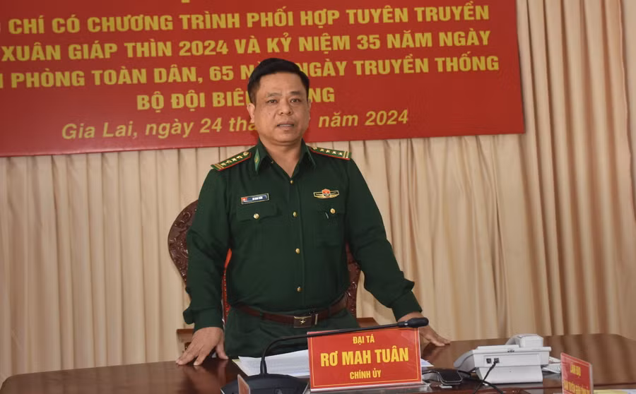 Đại tá Rơ Mah Tuân-Chính ủy Bộ đội Biên phòng đề nghị phóng viên các cơ quan báo chí Trung ương, địa phương tiếp tục đồng hành với BĐBP tỉnh trong công tác tuyên truyền năm 2024. Ảnh: T.D