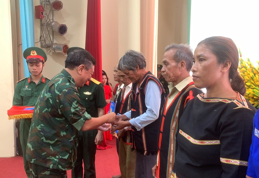 Đại diện đoàn công tác HVQP tặng quà các già làng, trưởng thôn trên địa bàn Binh đoàn 15 đứng chân. Ảnh: T.D