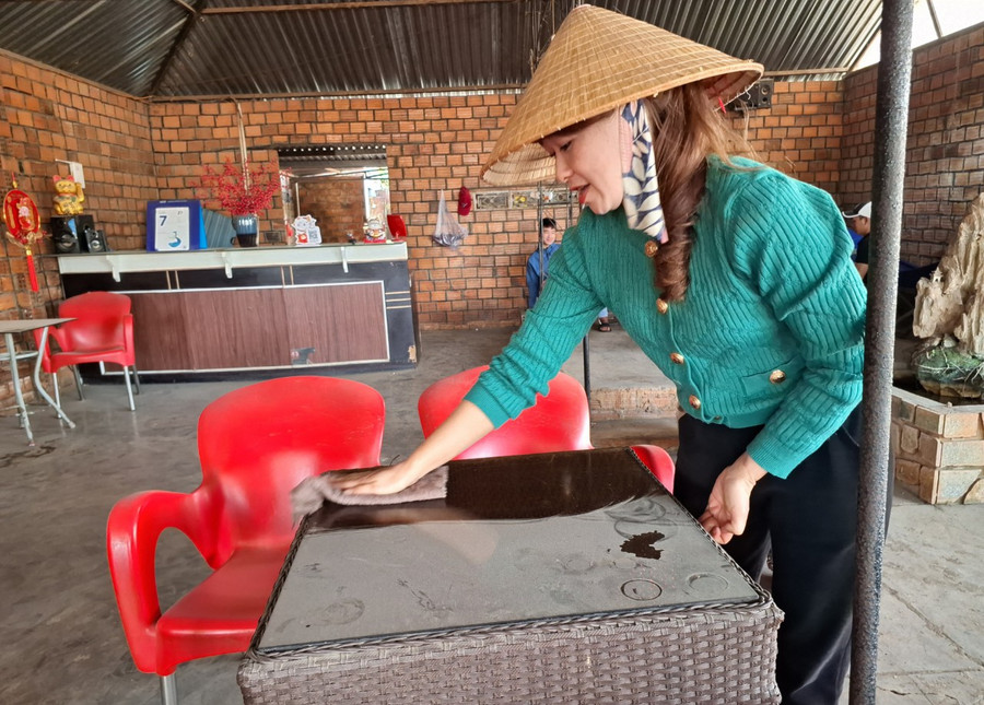 Chị Lê Thị Bích Thùy lau bụi đường bám trên bàn ghế trong quán cà phê của gia đình. Ảnh: T.D Chị Lê Thị Bích Thùy lau bụi đường bám trên bàn ghế trong quán cà phê của gia đình. Ảnh: T.D