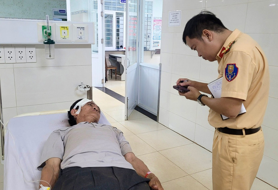 Một nạn nhân bị thương do tai nạn giao thông trên đường tránh Chư Sê với quốc lộ 25. Ảnh: M.T Một nạn nhân bị thương do tai nạn giao thông trên đường tránh Chư Sê với quốc lộ 25. Ảnh: M.T