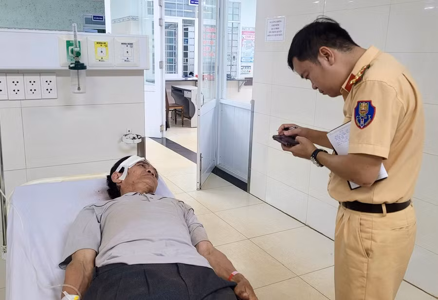 Một nạn nhân bị thương do tai nạn giao thông trên đường tránh Chư Sê với quốc lộ 25. Ảnh: M.T