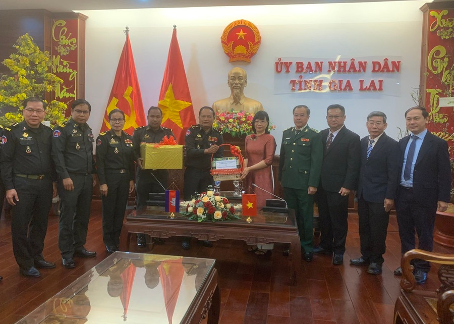 Phó Chủ tịch UBND tỉnh Nguyễn Thị Thanh Lịch mong rằng, tới đây, tỉnh Gia Lai-Bộ Tư lệnh Quân khu 4 sẽ tiếp tục gìn giữ, vun đắp, phát huy mối quan hệ hữu nghị hiện có. Ảnh: T.D