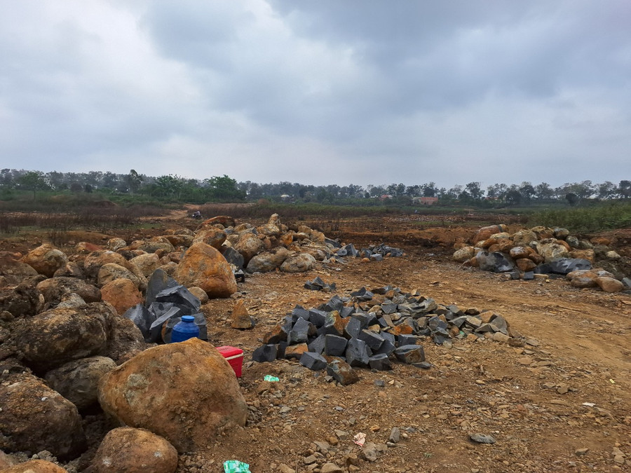Nhiều đống đá tảng, đá chẻ tập kết tại khu vực Đội 10, thuộc địa phận làng Maih. Ảnh: T.D
