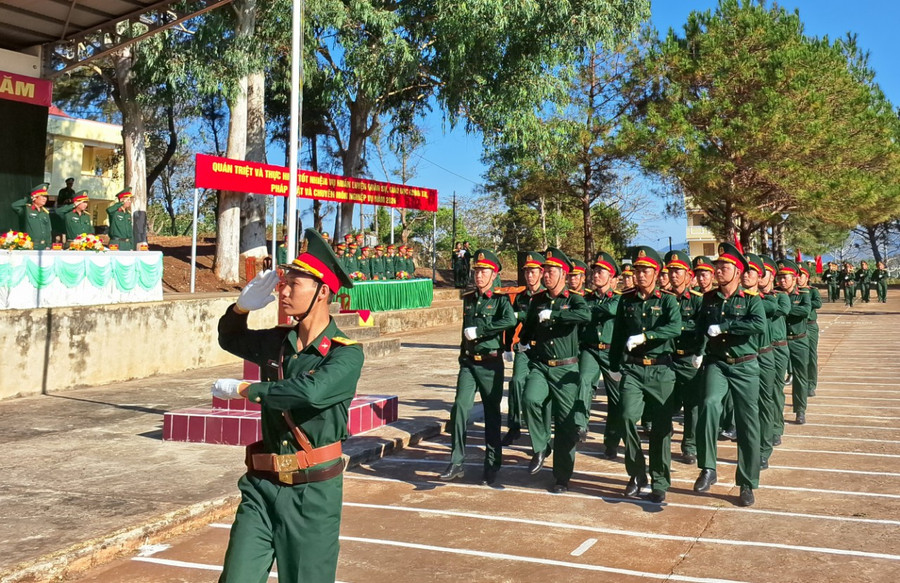 Cán bộ, chiến sĩ Phòng Tham mưu (Bộ CHQS tỉnh) diễu hành tại buổi lễ