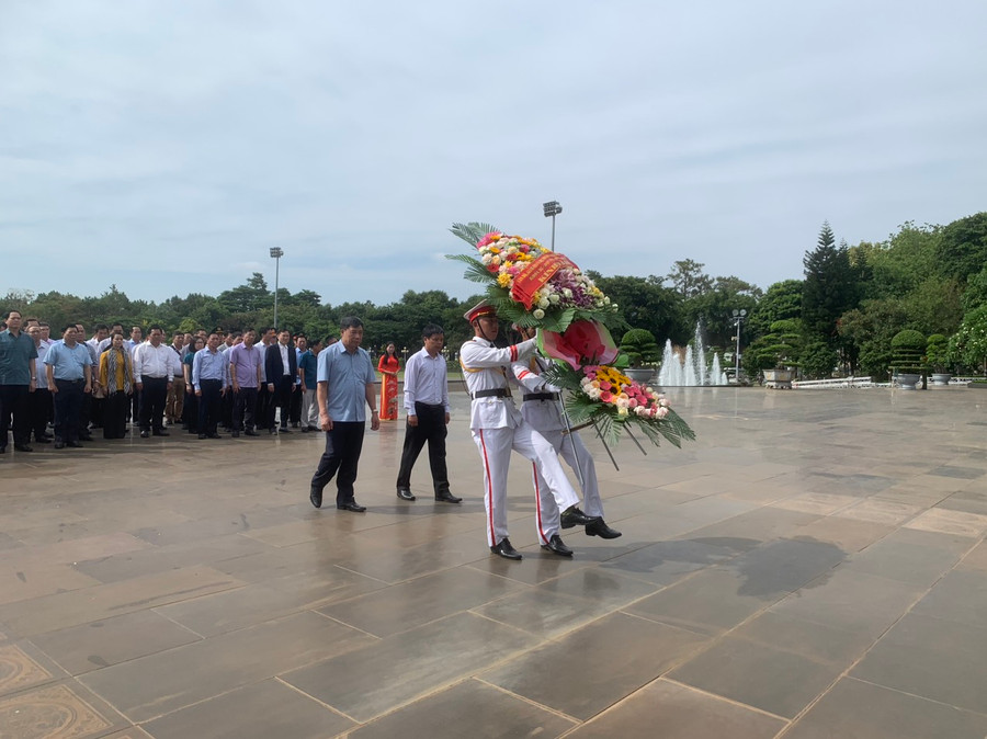 Thượng tướng Trần Việt Khoa-Giám đốc Học viện Quốc phòng và Phó Chủ tịch tỉnh Gia Lai Nguyễn Hữu Quế dâng hoa Chủ tịch Hồ Chí Minh tại Quảng trường Đại Đoàn Kết. Ảnh: T.D Thượng tướng Trần Việt Khoa-Giám đốc Học viện Quốc phòng và Phó Chủ tịch tỉnh Gia Lai Nguyễn Hữu Quế dâng hoa Chủ tịch Hồ Chí Minh tại Quảng trường Đại Đoàn Kết. Ảnh: T.D